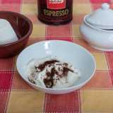 Ricotta e zucchero � Altra �botta di vita� la dava la ricotta servita con lo zucchero, ai quali le nonne pi� ardite aggiungevano anche della polvere di caff�. Il tutto veniva mescolato in una ciotola e gustato con il cucchiaino